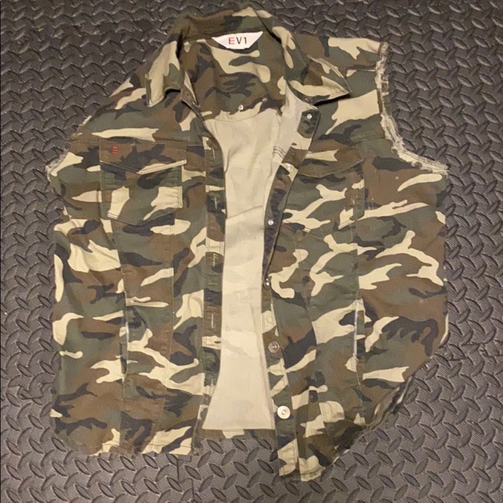 Sleeveless military jacket